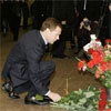 Медведев спустился в московское метро почтить память жертв взрывов (фото)
