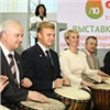 Красноярские чиновники сыграли для горожан на африканских барабанах (фото)
