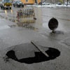 В центре Красноярска на оживленной дороге провалился асфальт (фото)
