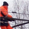 Сильный ветер в Красноярске опрокинул остановку и повредил провода 