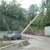 В Красноярске водитель сбил дорожный столб у кладбища и сбежал
