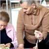 Пожилым красноярцам бесплатно сделают стрижку и научат их пользоваться банкоматами
