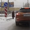 Водителя Infiniti в Красноярске наградили за помощь переходившей дорогу бабушке (видео)