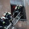 В Красноярске оставленные во дворе машины помешали работе пожарных, погиб ребенок