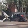 Автомобилист протаранил ограждение возле красноярского детского центра и сбежал (видео)