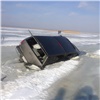 На Красноярском море провалился под лед автомобиль с людьми