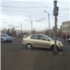 В центре Красноярска иномарка врезалась в ограждение