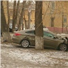 На ул. Кутузова в Красноярске после столкновения машина въехала в дом