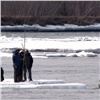 В Туве на Малом Енисее с оторвавшейся тающей льдины спасли рыбаков