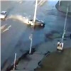 Иномарка пролетела в сантиметрах от пешехода после ДТП в центре Красноярска (видео)