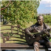 Памятник музыканту Славе Глюку открыли в центре Красноярска