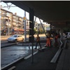 На Свободном начали демонтаж установленных посреди тротуара знаков (видео)