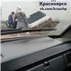 На выезде из Красноярска иномарка повисла на мосту через Качу (видео)