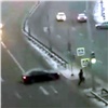 Перебегавший на красный свет пешеход спровоцировал аварию в Красноярске (видео)