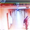 Поджог коридоров дудинской мэрии попал на запись камеры наблюдения (видео)
