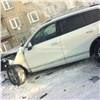 На правобережье Красноярска водитель джипа снёс столб и несколько машин