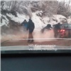 В красноярской Николаевке образовалась пробка из-за застрявших на подъеме машин