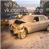 Выехавшая на встречку «Волга» в Красноярске протаранила две машины и загорелась (видео)
