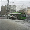В центре Красноярска столкнулись троллейбус и Niva