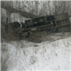 Грузовик после ДТП вылетел с Шинного моста в Красноярске