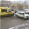 На ул. Мичурина «Жигули» после столкновения с иномаркой сбили пешехода (видео)