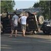 УАЗ повис на двух колесах после ДТП на ул. Калинина в Красноярске