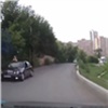 Красноярцев возмутило катание ребенка в люке авто (видео)