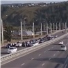 Танцующие мужчины перекрывали проезд по красноярскому четвертому мосту (видео)