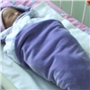 В Красноярске неизвестная подкинула младенца к дому ребенка (видео)