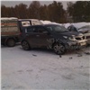 Несколько машин столкнулись на скользкой дороге в красноярском Солнечном