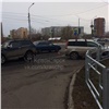 На перекрестке с неисправными светофорами в Красноярске столкнулись Нива и Honda (видео)