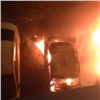На парковке у красноярского общежития горели три авто (видео)