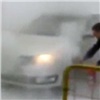 На парковке красноярского ТРЦ горел отогревавшийся автомобиль (видео)