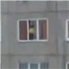 В Красноярске оставленный с няней ребенок играл на подоконнике открытого окна (видео)