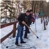 Добровольцы чистят ставшие опасными «Столбы» ото льда