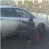 «Маникюр только испортила»: красноярцы поспорили о мойке машины на улице
