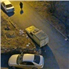«Свалка на колесах»: жители дома на Шевченко недовольны собирающим хлам соседом