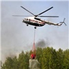 Два вертолета и пожарный поезд тушат горящие штабеля леса под Минусинском