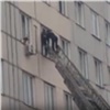 Полицейские залезли через окно в квартиру с трупным запахом (видео)
