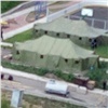 Красноярцев напугали армейские палатки во дворе дома