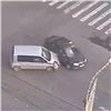 Такси попало в смешное ДТП на пустой дороге в центре Красноярска (видео)