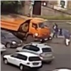 Спешащий КамАЗ сбил пешехода на правобережье Красноярска (видео)