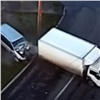 Пьяный водитель «Хонды» врезался в грузовик и продолжил ехать за ним (видео)