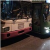 «Гонка за выручкой»: в центре Красноярска столкнулись 3 автобуса-конкурента