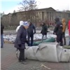 Обманутым дольщикам не позволили вернуть палатки на площадь перед правительством (видео)