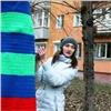 Красноярские мастерицы связали свитера для уличных деревьев 