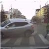 В центре Красноярска автоледи чуть не сбила ребенка на переходе (видео)