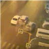«Помог припарковаться»: автомобиль отбросило на парковку в результате ДТП (видео)