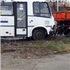 Неисправный автобус на буксире смял железный заборчик в Советском районе