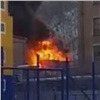 Пожарные тушат заброшенное здание на заводе «КрасФарма» (видео)